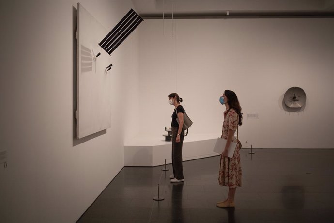 Dues dones visiten el Museu d'Art Contemporani de Barcelona (Macba) després de la reobertura de les seves portes al públic després del tancament temporal per la crisi sanitria del coronavirus. A Barcelona, Catalunya (Espanya) a 3 de juny de 2020.