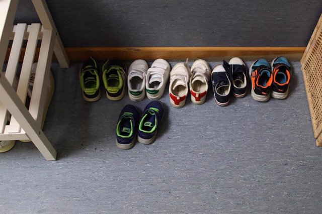 Zapatillas deportivas de niños en el aula de una escuela infantil madrileña