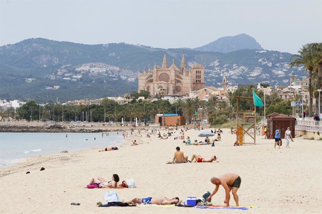 Bañistas en una playa  de Palma de Mallorca, Baleares (España), a 25 de mayo de 2020.