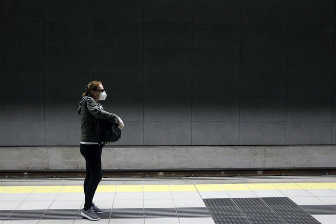Un pasajero con mascarillas en el metro de Málaga. En Málaga (Andalucía, España), a 04 de mayo de 2020.