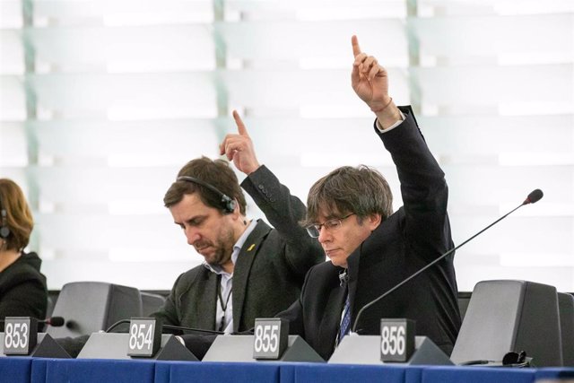 Toni Comín y Carles Puigdemont, en una sesión de la Eurocámara el pasado enero
