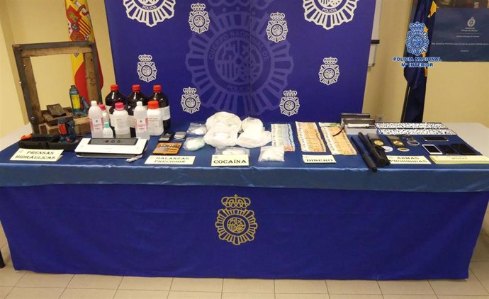 Droga, dinero y otros objetos intervenidos en una operación policial contra la venta de drogas