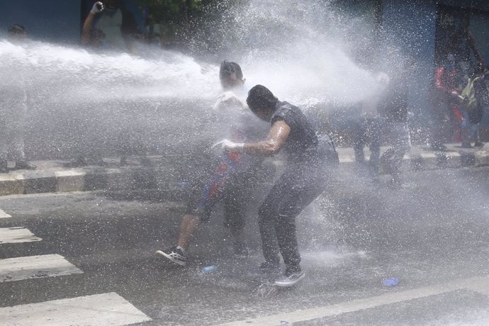 Coronavirus.- Gases lacrimógenos contra manifestantes que protestan por la gesti