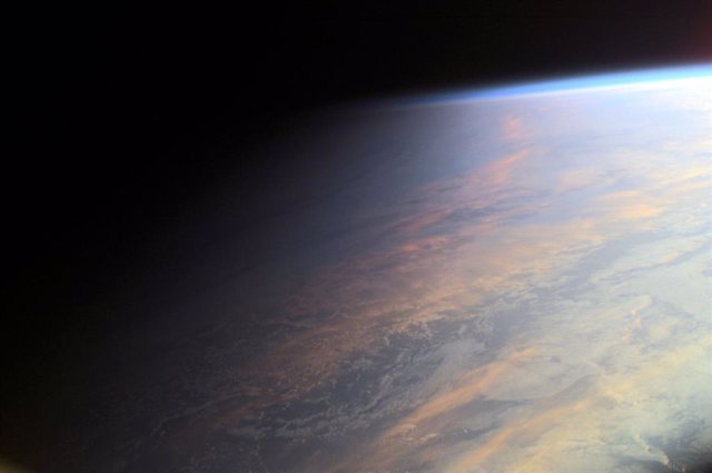 Fotografía desde la ISS de parte del terminador cruzando la superficie de la Tierra