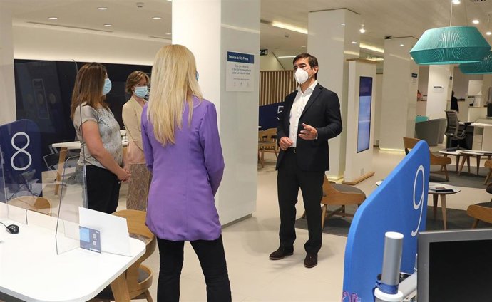 Visita del presidente de BBVA, Carlos Torres Vila, a una de las oficinas del banco.
