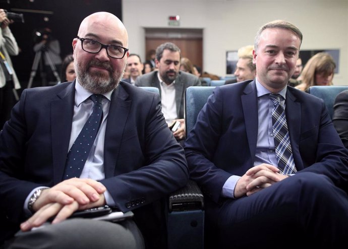 El director general de información nacional de La Moncloa,  Miguel Ángel Marfull (izq) y el jefe de gabinete del presidente del Gobierno, Iván Redondo (dech),  en La Moncloa, Madrid (España), a 4 de febrero de 2020.