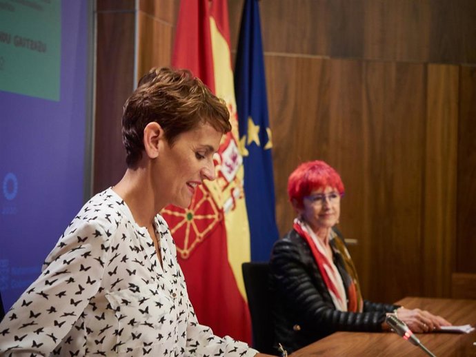 La presidenta del Gobierno de Navarra, María Chivite (i), y la  la consejera de Salud del gobierno autonómico, Santos Induráin (d), durante la rueda de prensa en la que Chivite ha valorado el pase de Navarra a la fase 3 de la desescalada a partir del pr