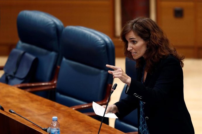 La diputada de Más Madrid Mónica García Gómez, durante una nueva sesión de control en la Asamblea de Madriden la que la oposición pide a la presidenta regional que rinda cuentas sobre su gestión de la crisis sanitaria de la COVID-19 y sobre sus planes p