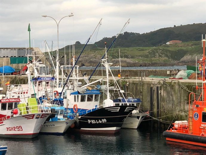 Puerto de Llanes con barcos de pesca.