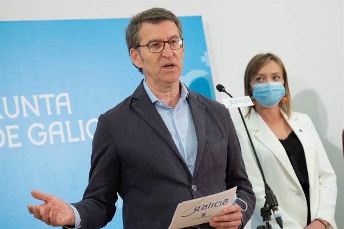 El presidente de la Xunta, Alberto Núñez Feijóo, acompañado por la conselleira de Política Social, Fabiola García