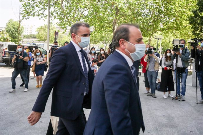 El delegado del Gobierno en Madrid, José Manuel Franco (i), a su llegada para declarar ante la juez de Madrid Carmen Rodríguez-Medel como investigado por un delito de prevaricación por permitir concentraciones multitudinarias, como el 8-M