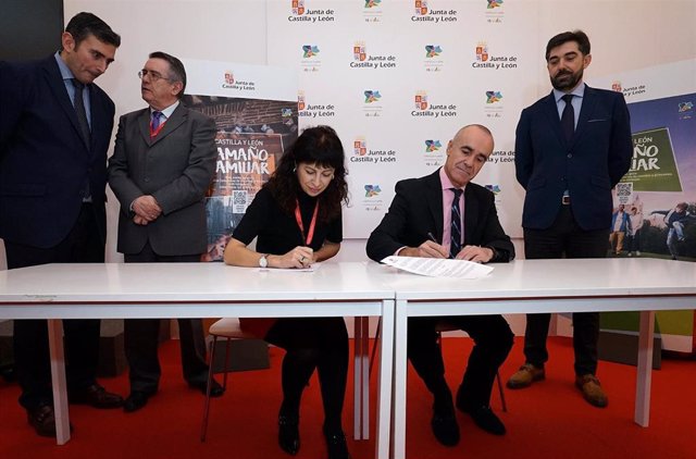 Firma del acuerdo turístico con la edil del tamo de Valladolid