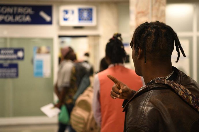 Personas de origen subsahariano y argelino que residen en el Centro de Estancia Temporal de Inmigrantes (CETI), son llevadas a la penínsulas en la mañana de este viernes como medida preventiva ante la crisis del cornavirus y así descongestionar el centr