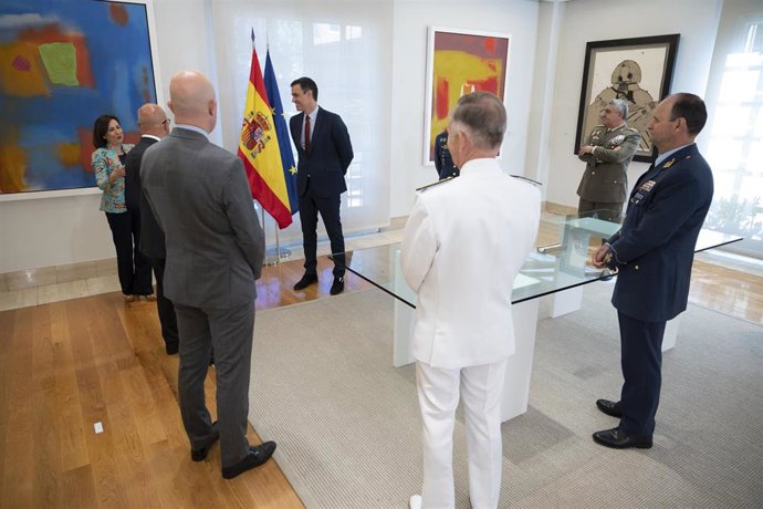 El presidente del Gobierno, Pedro Sánchez (c), y la ministra de Defensa, Margarita Robles (3i), acompañados tras la firma de la Directiva de Defensa Nacional 2020, que supone una profunda actualización del último documento de esta categoría, publicado e