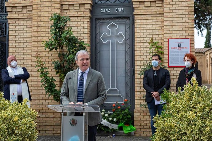 El alcalde de Zaragoza, Jorge Azcón en el homenaje a Ángel Sanz Briz