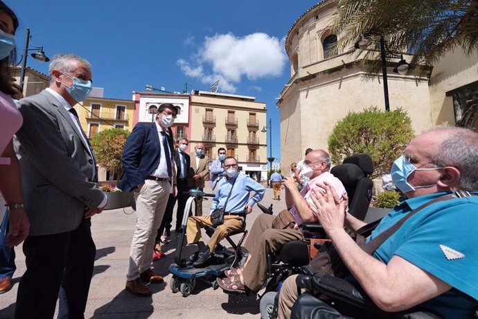 Marín (centro), durante su visita a Lucena (Córdoba).