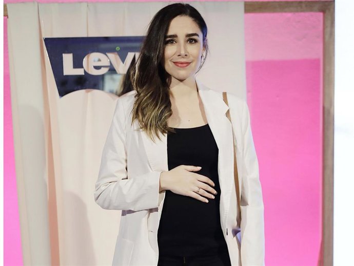 Candela Serrat presume de tripita de embaraza en un evento