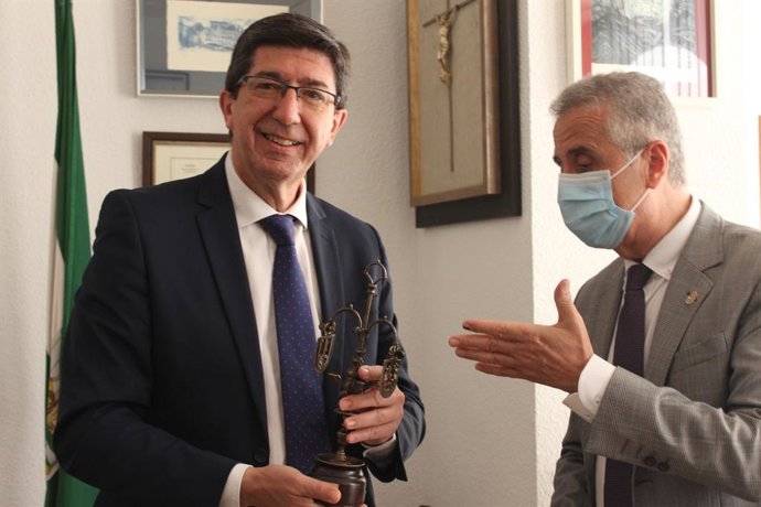 El vicepresidente de la Junta de Andalucía, Juan Marín, en su encuentro con el alcalde de Lucena (Córdoba), Juan Pérez.