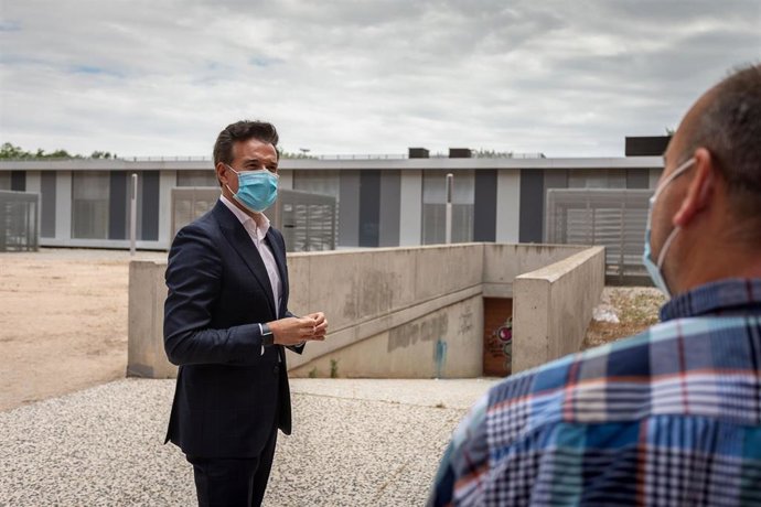 El consejero municipal de Urbanismo y Equipamientos, Víctor Serrano, delante del parking del parque Bruil que saldrá a licitación