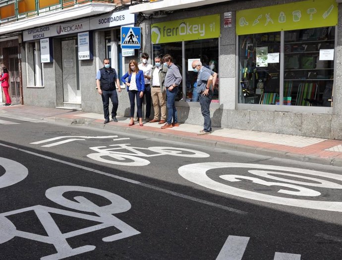 El alcalde de Fuenlabrada, Javier Ayala, supervisa los trabajos de los primeros kilómetros de ciclocarriles para bicicletas en el municipio.
