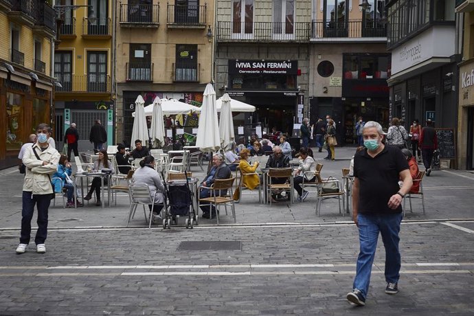 Clientes en una terraza durante el primer día de la Fase 2 de desescalada