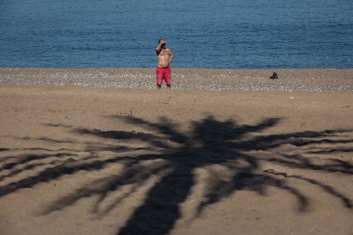 Un hombre en la Playa de la Barceloneta durante el día 66 del estado de alarma decretado por el Gobierno a causa del Covid-19 y mientras la ciudad permanece en la fase 0 de la desescalada, aunque con medidas de alivio, en Barcelona/Catalunya (España) a 