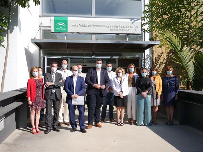 Firma del convenio entre el SAE y el Ayuntamiento de Mijas para un mejor aprovechamiento de las instalaciones del CIOMijas