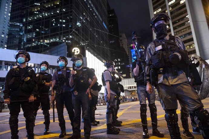 Agentes antidisturbios de la Policía desplegados en Hong Kong para impedir la celebración de manifestaciones
