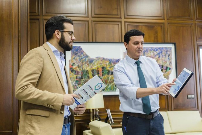 El diputado provincial lvaro Izquierdo junto al presidente de la Diputación, Javier Aureliano García