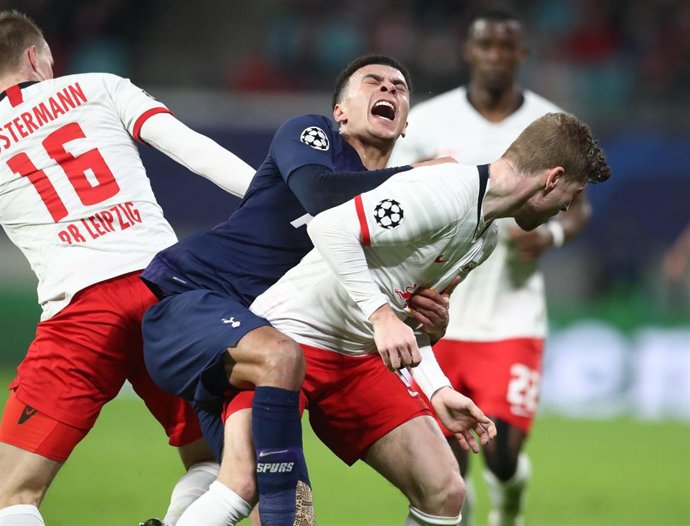Dele Alli, entre Lukas Klostermann y Timo Werner en el Leipzig-Tottenham de la Liga de Campeones 2019-2020
