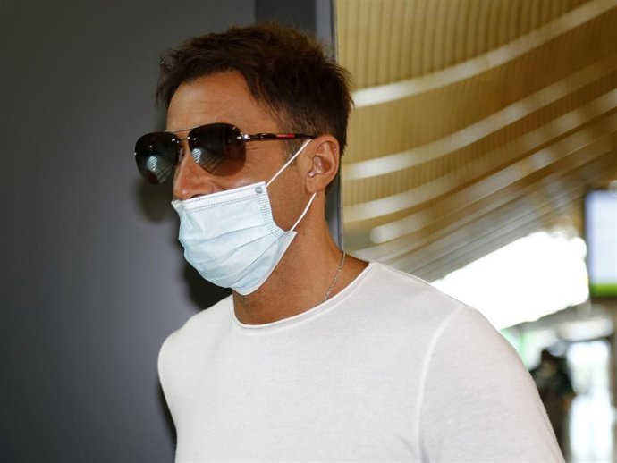 Hugo Sierra en el aeropuerto de Madrid