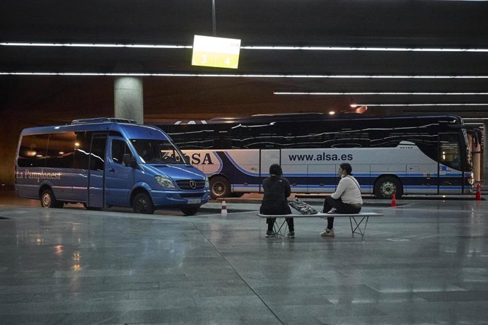 Dos personas esperan a un autobús en una dársena de la Estación de Autobuses de Pamplona durante el tercer día de la entrada de Navarra en la fase 3 de la desescalada instaurada por el Gobierno a consecuencia del coronavirus