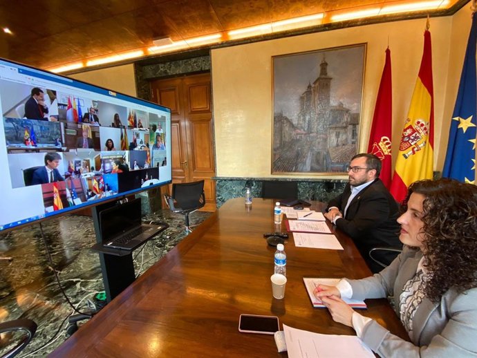 El vicepresidente Remírez y la directora general de Función Pública, Amaia Goñi, durante la Conferencia Sectorial