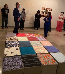 Visita de la concejal María Victoria Bermejo a la exposición 'Miradas e interferencias' en el DA2.