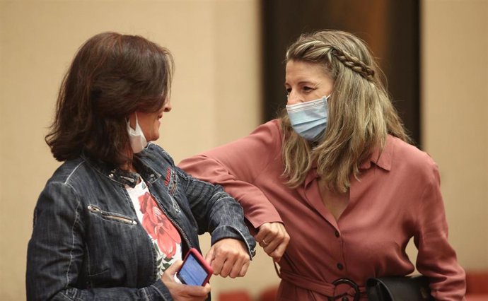 La ministra de Trabajo y Economía Social, Yolanda Díaz, saluda con el codo a la 'número dos' del PSOE y portavoz en el Congreso, Adriana Lastra