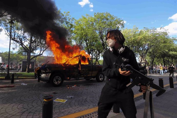 Protestas frente al Gobierno de Jalisco por la muerte de Giovanni López tras ser detenido por no llevar mascarilla