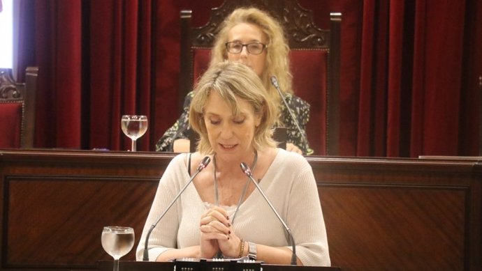 La portavoz de El PI, Lina Pons, durante la Comisión.
