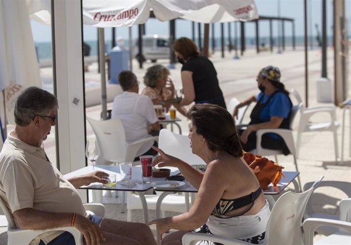 Dos personas en un bar del paseo marítimo de la playa de Matalascañas durante la fase 3, en Huelva. 