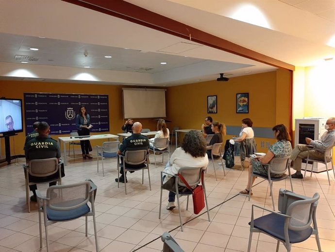 Reunión entre representantes de diversas administraciones para fijar un protocolo de desalojo de los asentamientos ilegales de La Caleta