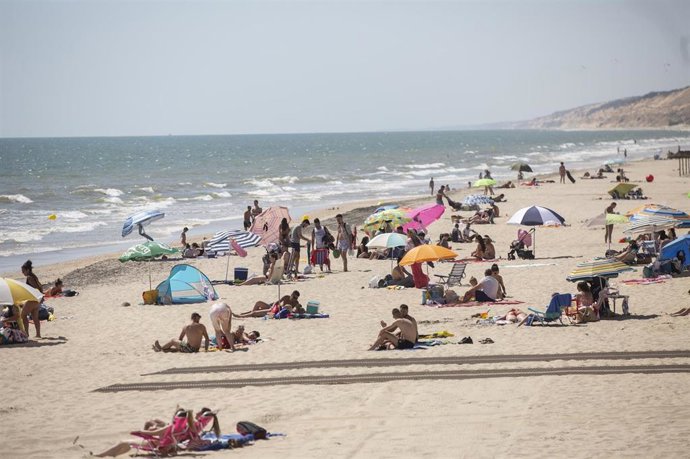 Afluencia de personas en la playa de Matalascañas durante la fase 3
