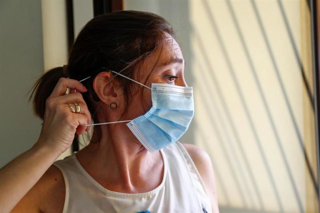 Mujer con mascarilla