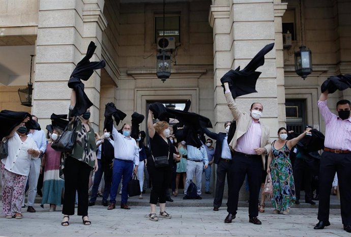 Concentración de abogados en la puerta de la Audiencia Provincial de Sevilla
