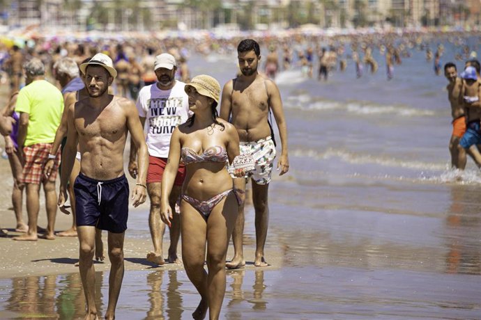 Bañistas en la playa de Cullera en julio de 2019