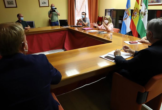 La alcaldesa de Jerez renudica con comerciantes