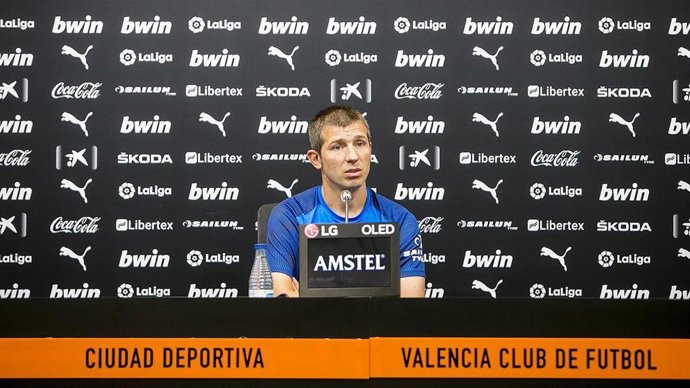 El entrenador del Valencia CF, Albert Celades, en rueda de prensa