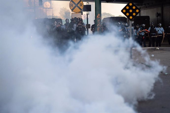 Policías disparan gases lacrimógenos durante una protesta en Minneápolis por la muerte de George Floyd
