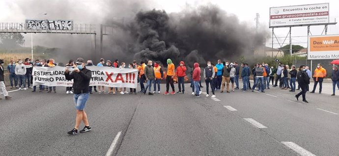 Los trabajadores de la planta de Alu Ibérica cortan el tráfico en Alfonso Molina tras la reunión de la mesa industrial