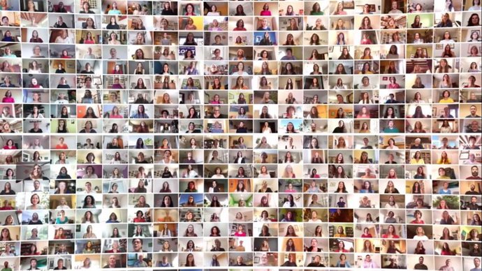 Unas 640 cantan 'Viva la Vida' de Coldplay en un vídeo coral de la Fundació La Caixa