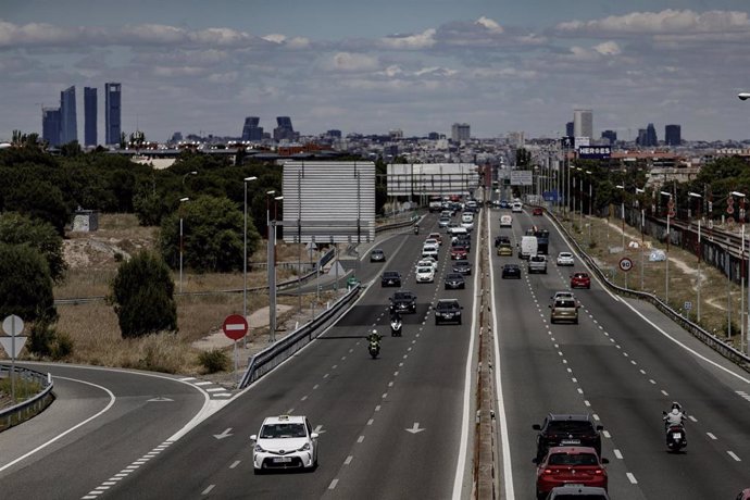Vista del tráfico de vehículos desde Cuatro Vientos (Madrid), durante este martes 9 de junio