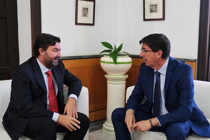 Foto de archivo del vicepresidente de la Junta y consejero de Turismo, Regeneración, Justicia y Administación Local, Juan Marín, con el director general de Administración Local, Joaquín López-Sidro.
